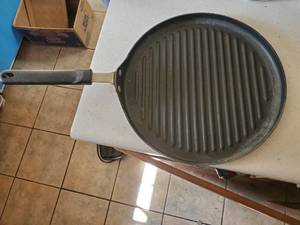 lot 3672 image: Flat grill pan and Cuisinart steamer