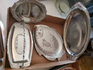 lot 3673 image: Silverplated dishes