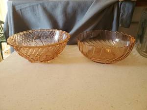 lot 3674 image: 3 decorative glass bowls