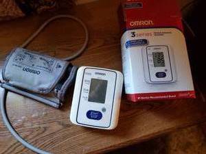 lot 3688 image: Omron 3 series automatic blood pressure monitor