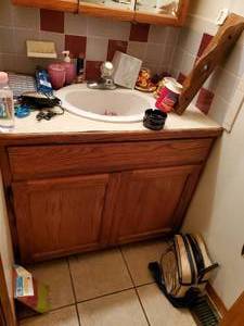 lot 3699 image: All contents of bathroom