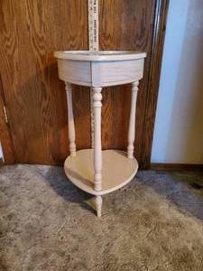 lot 3703 image: Heart shaped display case accent table 26 H