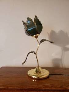 lot 3706 image: Vintage colored glass flower table lamp