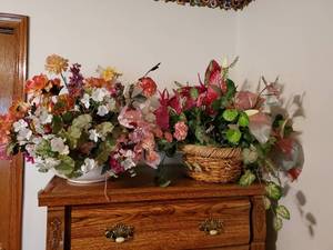 lot 3708 image: Faux flowers