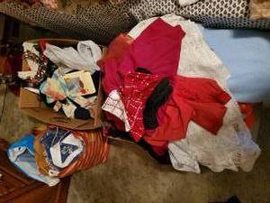 lot 3713 image: Blankets, doilies, clothes and curtains