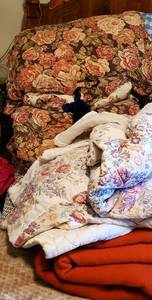 lot 3714 image: Blankets and a comforter