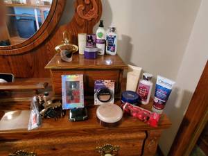 lot 3721 image: Lotions, body powders, perfume and more