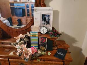 lot 3723 image: Photo frame, womens clutches and more
