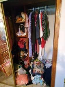 lot 3730 image: All contents in closet