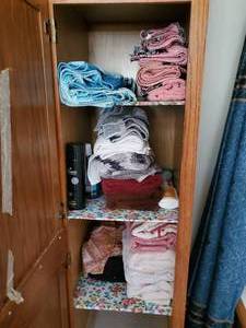 lot 3732 image: All contents in bathroom
