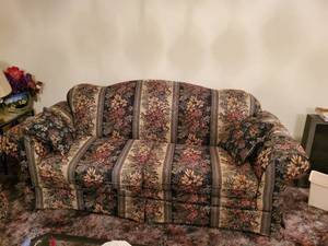 lot 3746 image: Floral cushioned couch