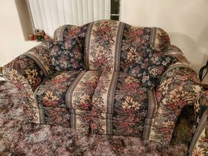 lot 3747 image: Floral cushioned loveseat