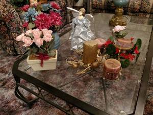 lot 3750 image: Faux flower home decor and candles