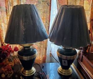 lot 3587 image: Matching pair of table lamps
