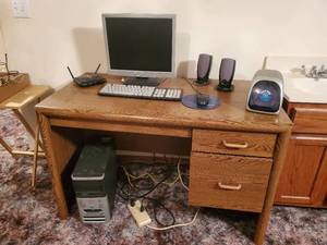 lot 3766 image: Desk w a Norwood micro desktop computer and accessories