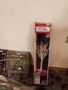 lot 3769 image: Christmas decor