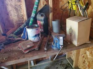 lot 3804 image: Bench vise and contents of work bench