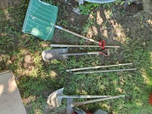 lot 3817 image: Assorted yard tools