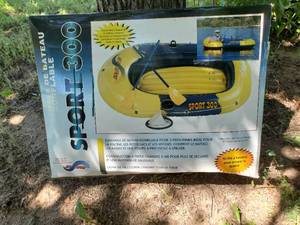 lot 3824 image: Sport 300 inflatable boat w2paddles and foot pump