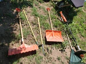 lot 3828 image: Assorted yard tools