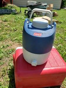 lot 3833 image: Coleman insulated beverage cooler