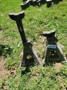 lot 3837 image: Jack stands