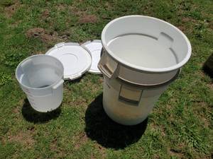 lot 3838 image: Plastic containers-one has broken lid