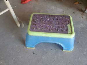 lot 3868 image: Step stool and cushioned dining chair