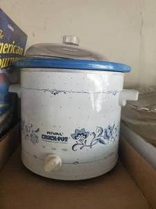 lot 3886 image: George foreman grill and a crockpot