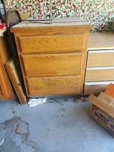 lot 3872 image: 3 drawer cabinet and contents