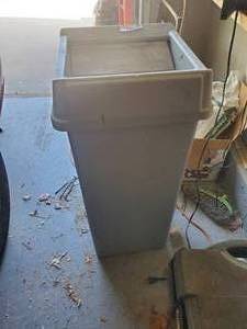 lot 3899 image: Rubbermaid trashcan