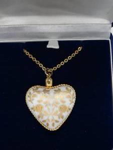 lot 37373 image: Porcelain Heart - Gold Etching - Pendant Necklace