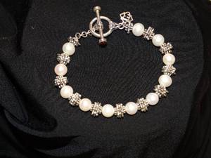 lot 37369 image: Stylish Bracelet