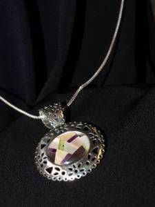 lot 37368 image: Decorative Pendant