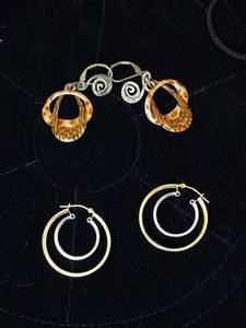 lot 37215 image: 2 Pair of Earrings