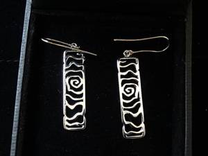 lot 37222 image: Great Pair of Earrings