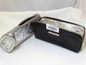 lot 37225 image: Womens Make-up Bag  Michael Kors Clutch