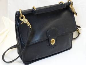lot 37233 image: Vintage Womens Latched Purse