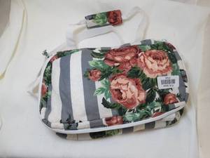 lot 37242 image: Matching Floral Small Purse and Clutch