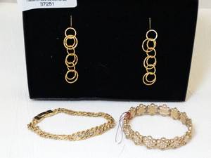 lot 37251 image: Set of Circular Earrings and 2 Elegant Bracelets