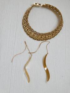 lot 37254 image: Simple Gold Toned Earrings and Bracelet
