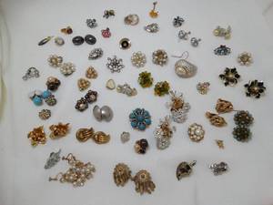 lot 37264 image: Vintage Clip Earring Lot