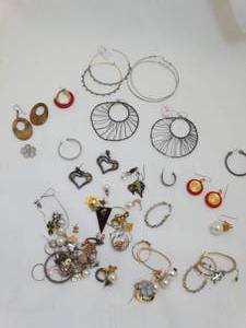 lot 37269 image: Mixed Lot of Costume Jewelry  Earrings  Etc