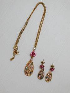 lot 37270 image: Elegant Matching Earrings and Necklace