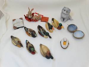 lot 37279 image: Small Desktop Duck and Misc Decor