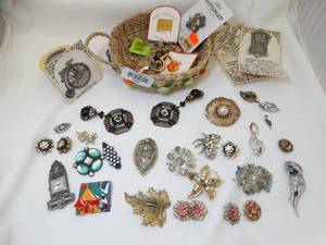 lot 37284 image: Mixed Variety of Elegant Earrings and Broaches