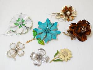 lot 37290 image: Vintage Pins in Metal Florals - Brooch Lot - Vibrant Variety