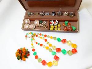 lot 37292 image: Colorful Variety of Costume Jewelry