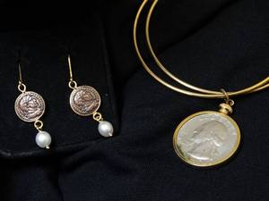 lot 37320 image: 18kt Gold Earrings and Quarter Bracelet
