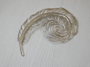lot 37332 image: Large Sterling Silver Feather Pin  Brooch